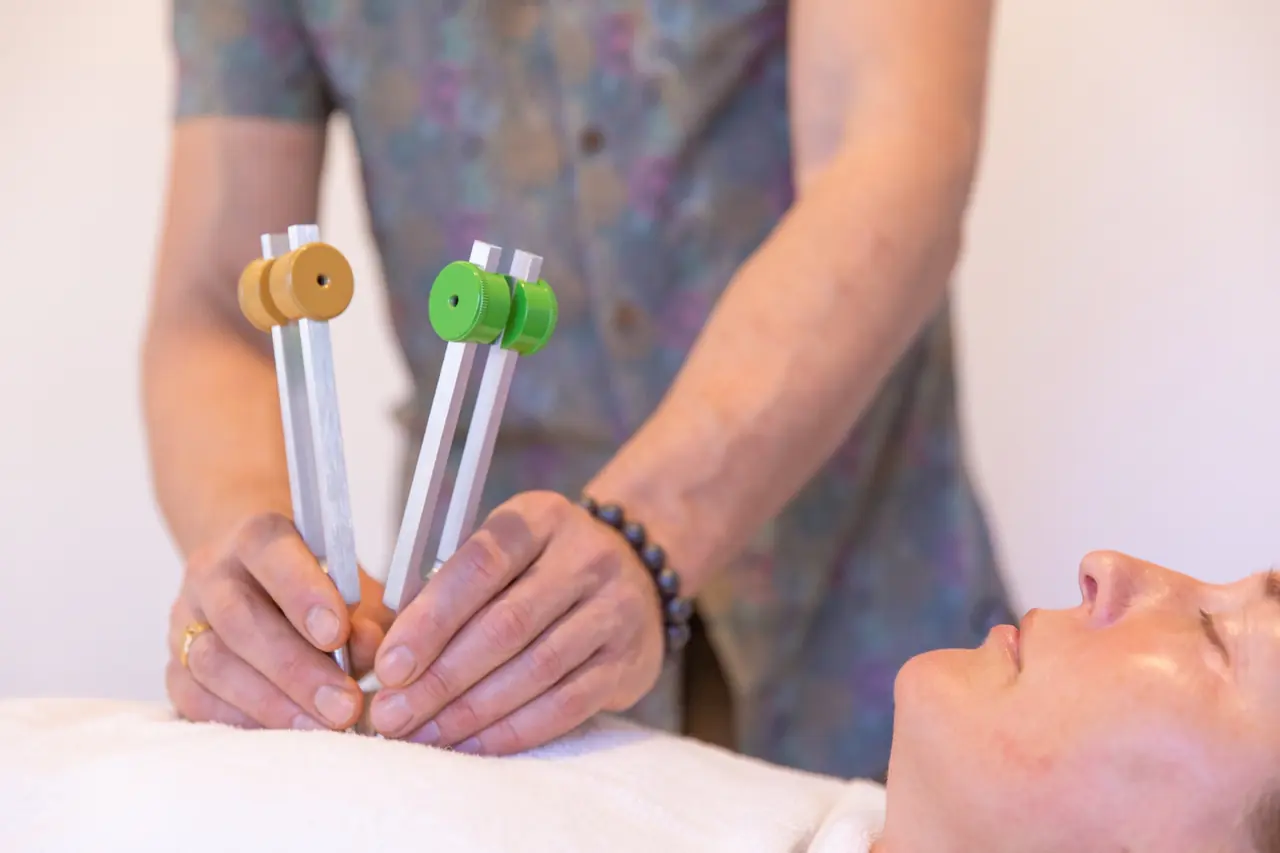 Acutonics tuning forks applied to points on the body